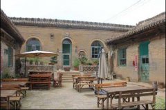 酒店内设特色餐饮、风俗住宿、温泉康乐